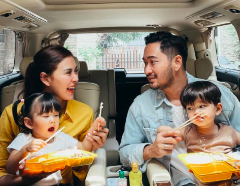 Screen Shot 2021 11 28 At 13 50 04 Deretan artis cantik menikah dengan pemain band. (Foto: Instagram)