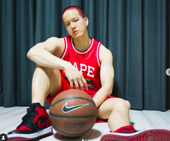 Screen Shot 2021 11 28 At 18 09 16 Para idol K-Pop berkepala plontos ini percaya diri. (Foto: Instagram)