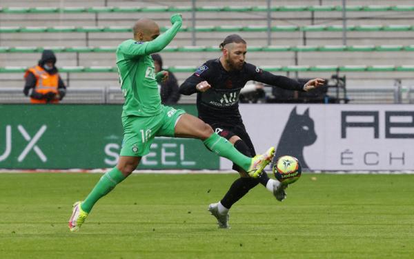 Bek Paris Saint-Germain, Sergio Ramos (kanan) menghalau bola dari kejaran pemain Saint-Etienne, Wahbi Khazri di laga Liga Prancis 2021/2022 di Stadion Geoffroy-Guichard, Minggu (28/11/2021). (Foto: REUTERS/Eric Gaillard)