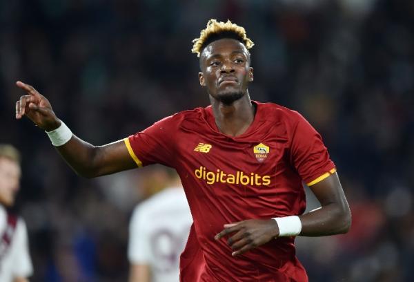 AS Roma menang 1-0 atas Torino di laga lanjutan Liga Italia 2021-2022. Eks striker Chelsea Tammy Abraham jadi pahlawan kemenangan. (foto: Twitter/AS Roma).