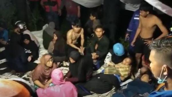 Belasan mahasiswa yang selamat setelah terseret arus saat diksar di Kota Parepare,Minggu (28/11/2021). (Foto: iNews TV/Erwin Eka Pratama)