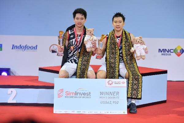 Marcus Fernaldi Gideon/Kevin Sanjaya Sukamuljo mengukir sejarah manis di turnamen Indonesia Open. Duet berjuluk Minions itu menorehkan hattrick juara Indonesia. (Foto: Humas PBSI).