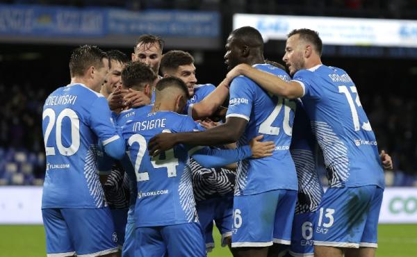 Napoli menang besar 4-0 atas Lazio di Liga Italia 2021-2022. Anak asuh Luciano Spalletti tampil kesetanan. (foto: REUTERS/Ciro De Luca).