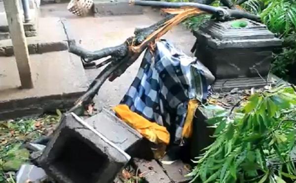 Pelinggih di rumah Made Tasih hancur berantakan. (Foto: iNews/Zainuddin Yasin)