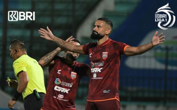Striker Borneo FC asal Brasil, Francisco Torres merayakan gol ke gawang Persija Jakarta dalam laga Liga 1 2021/2022 di Stadion Moch Soebroto, Magelang, Senin (29/11/21). (Foto: Twitter/@Liga1Match)