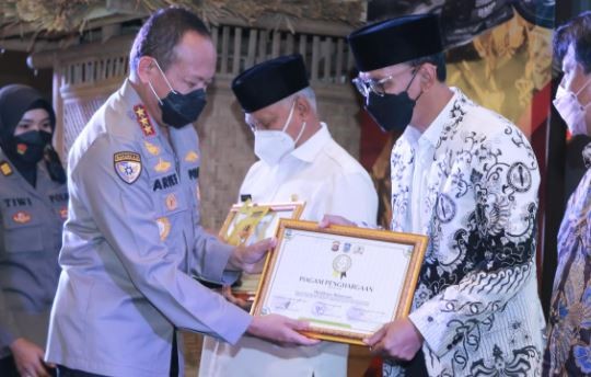 Kabaharkam Polri Komjen Arief Sulistiyanto menyerahkan penghargaan kepada pemenang lomba Kampung Sehat di NTB. (Foto: Humas Polda NTB)