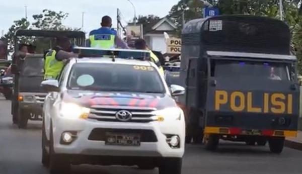 Aparat gabungan TNI-Polri menggelar patroli jelang HUT OPM 1 Desember 2021 di Mapolres Merauke, Selasa (30/11/2021). (Foto: iNews TV/Syaril Mindip)