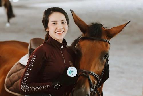 Artis Indonesia yang hobi berkuda, Anya Geraldine.