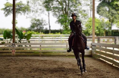 Dian Sastrowardoyo berkuda Artis Indonesia yang hobi berkuda, Dian Sastrowardoyo.