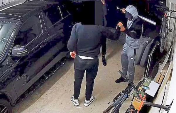Gabriel pukul perampok Bek Arsenal, Gabriel Dos Santos Magalhaes menunjukkan aksi heroik saat ada perampok di rumahnya. Tanpa pikir panjang, perampok itu langsung dihajar. (foto:capture CCTV).