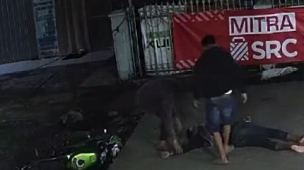 Pengendara Motor Sport Pingsan akibat Menabrak Cor Beton Perbaikan Jalan di Cihampelas KBB