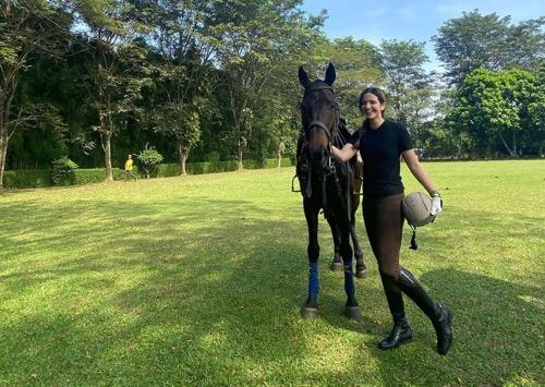 Artis Indonesia yang hobi berkuda, Nia Ramadhani.