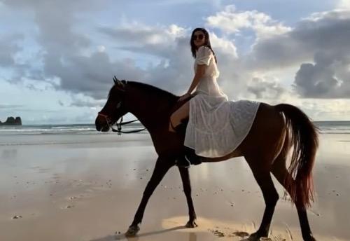 Raline Shah berkuda Artis Indonesia yang hobi berkuda, Raline Shah.