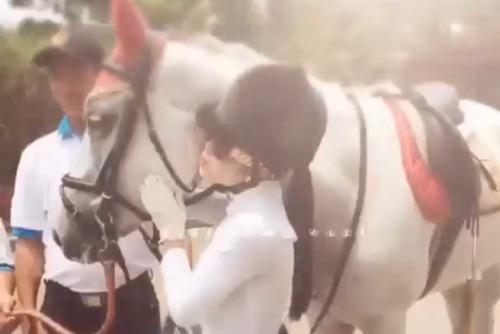 Syahrini bekuda Artis Indonesia yang hobi berkuda, Syahrini.