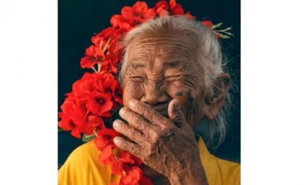 Mbah Mi yang viral jadi model pemotretan. (Foto: TikTok @okyarisandireal)