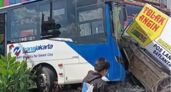Bus Transjakarta Tabrak Pos Polisi di Cililitan, Sopir Diduga Melamun
