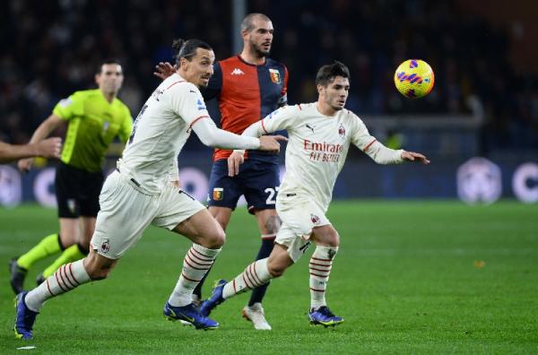 AC Milan menang besar atas Genoa di pekan ke-15 Liga Italia 2021-2022. Zlatan Ibrahimovic bikin satu gol. (foto: Reuters).
