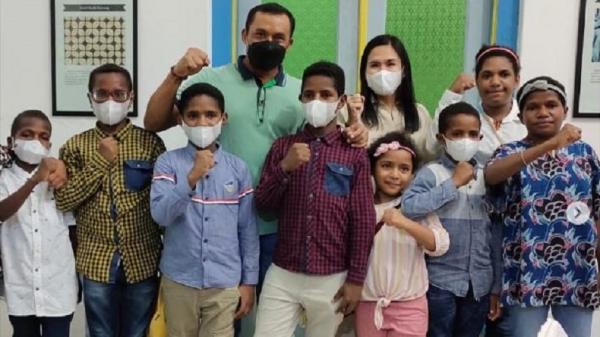 Danjen Kopassus Mayjen TNI Mohamad Hasan bersama istri dengan anak-anak Maleo Tingginambut-Ilu, Puncak Jaya, Papua. (Foto: Instagram/@penkopassus)