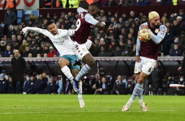 Aston Villa vs Man City Manchester City mengalahkan Aston Villa dalam lanjutan Liga Inggris 2021-2022. The Villans tumbang 1-2 di Villa Park. (foto: REUTERS/Rebecca Naden).