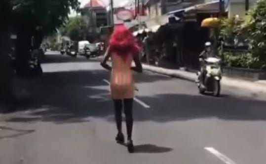 Viral Video Cewek WNA Lenggak-Lenggok di Jalan Kuta Bali hingga Bikin Macet