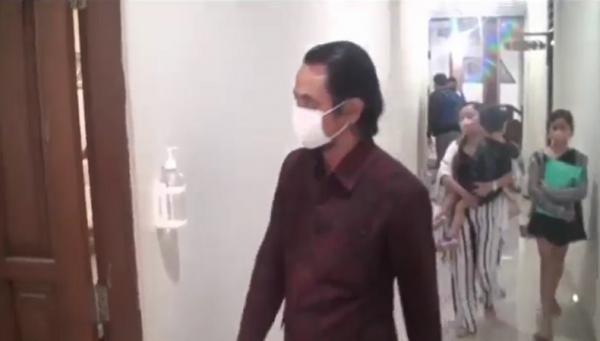 Istri mengadu kemenkumham 2 Retno Damayanti mendatangi Kemenkumham Bali, Rabu (1/12/2021). (Foto: iNews/Muhyiddin)