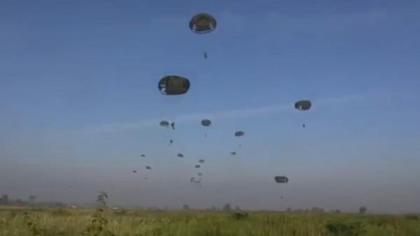 LATPUR TNI-MALAYSIA1 Langit di kawasan Batujajar, KBB dihiasi prajurit TNI AD dan tentara Diraja Malaysia yang melaksanakan latihan terjun payung. (Foto: iNews/YUWONO WAHYU)