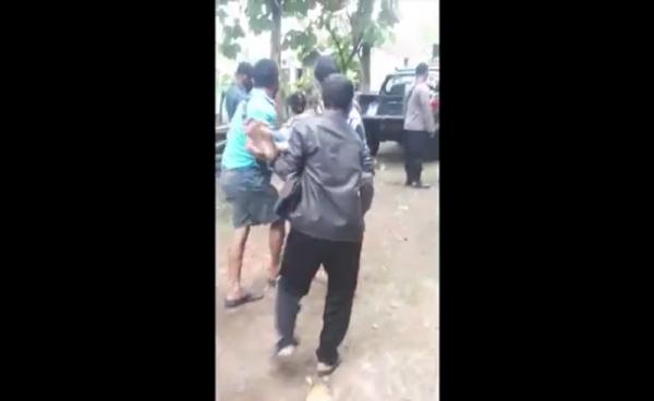 Korban tewas dievakuasi warga dari makam ayahnya, Kamis (2/12/2021). (Foto: iNews.id/Sholahudin).