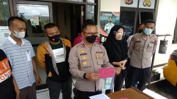 PENCURIAN KOTAK AMAL1 Kapolsek Gedebage Kompol Heri Suryadi menunjukkan barang bukti kasus pencurian kotak amal yang diduga dilakukan tersangka SA dan MBA. (Foto: Humas Polsek Gedebage)