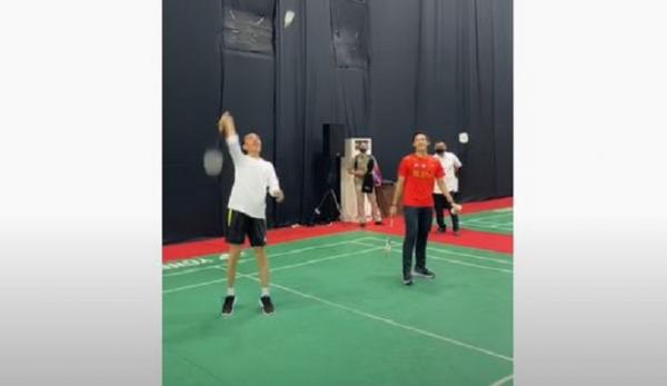 Presiden Jokowi bertanding bulutangkis melawan Tim Piala Thomas Indonesia. (Foto akun Sekretariat Presiden).