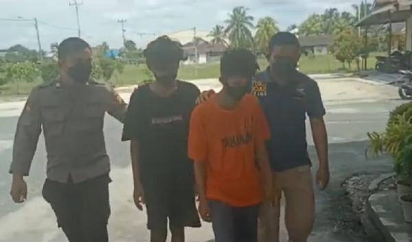 Polsek Tebas menangkap dua remaja pelaku pencabulan. (Foto: iNews/Uun Yuniar)
