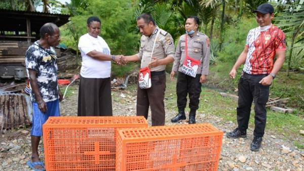 Kepala Kampung di Kwamki Narama Dapat Bantuan Ternak Babi dari Satgas Noken