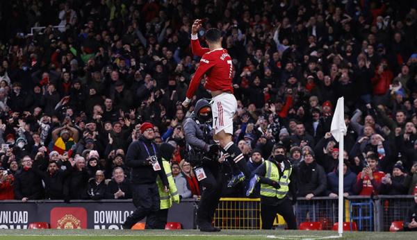 Striker Manchester United, Cristiano Ronaldo melepaskan tembakan dari titik putih saat melawan Norwich City dalam laga Liga Inggris 2021/2022 di Stadion Carrow Road, Minggu (12/12/2021). (Foto: REUTERS/Chris Radburn)