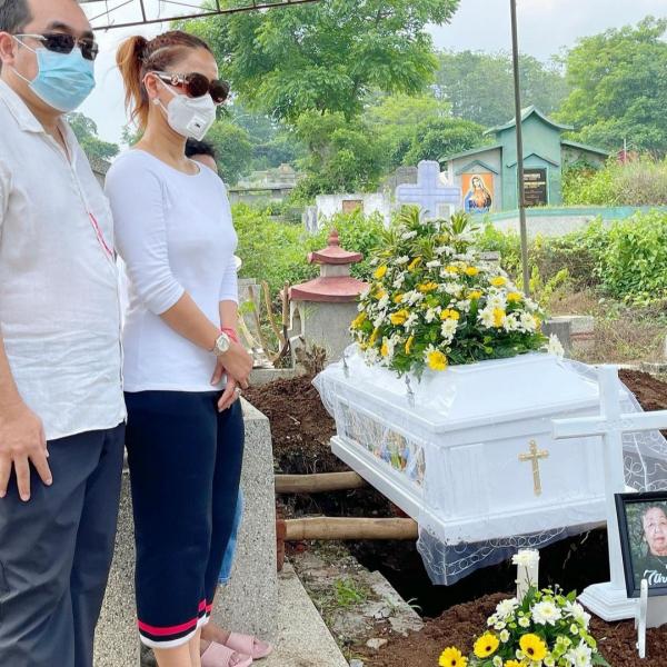 Inul Daratista dan suomi di pemakaman ibunda. (foto: Instagram)