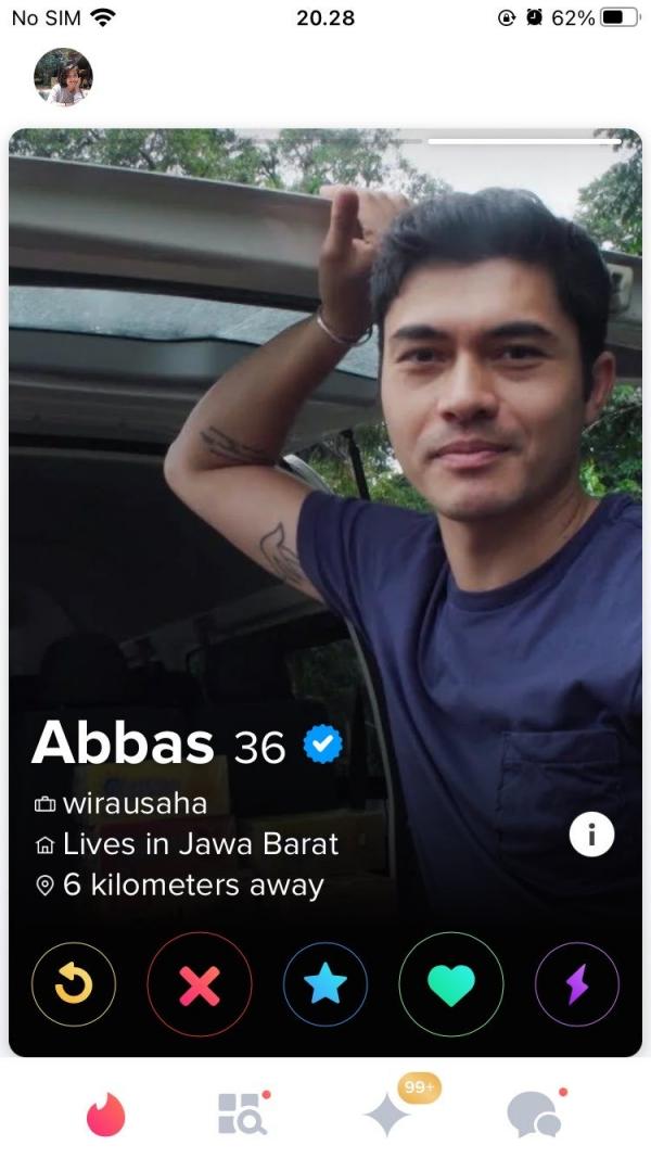 Foto aktor ganteng Malaysia Henry Golding mejeng di aplikasi dating online. (foto: Instagram)