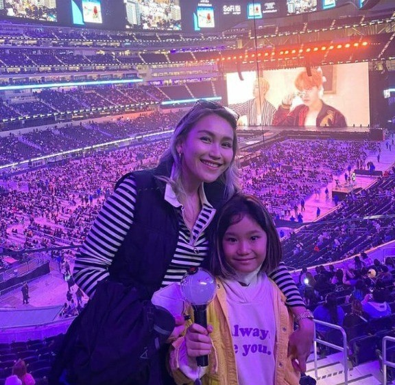 WhatsApp Image 2021 12 03 At 11 51 22 AM Potret mesra Ayu Ting Ting bersama anaknya, Bilqis, nonton BTS. (foto: Instagram)