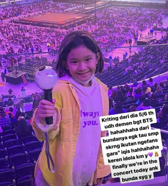 WhatsApp Image 2021 12 03 At 11 51 23 AM Potret mesra Ayu Ting Ting bersama anaknya, Bilqis, nonton BTS. (foto: Instagram)
