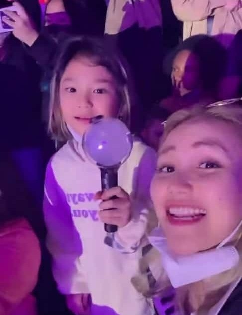 Potret mesra Ayu Ting Ting bersama anaknya, Bilqis, nonton BTS. (foto: Instagram)