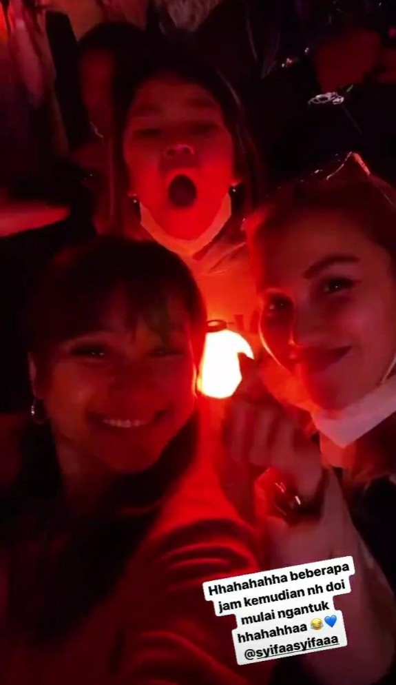 Potret mesra Ayu Ting Ting bersama anaknya, Bilqis, nonton BTS. (foto: Instagram)