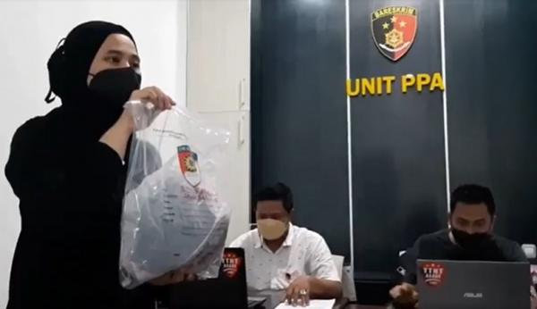 Cabul barito utara Pakaian korban pencabulan oknum guru di Barito Utara. (Foto: iNews/Fathur Rohman)