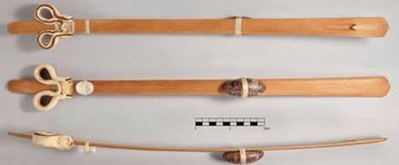 Senjata Atlatl 5 Ist Anggota TNI/Polri di Kecamatan Juai saat membantu warga membersihkan areal sungai dari sampah-sampah pascabanjir, Jumat (3/12/2021). (Foto: Antara/Ragil Darmawan)