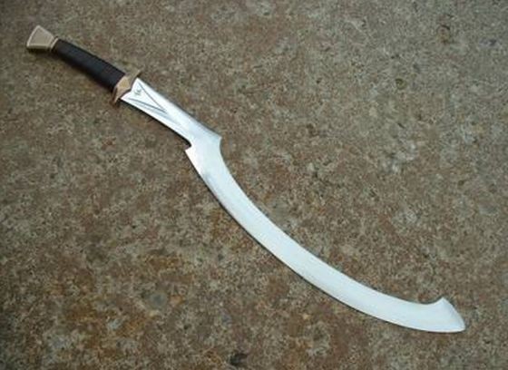 Anggota TNI/Polri di Kecamatan Juai saat membantu warga membersihkan areal sungai dari sampah-sampah pascabanjir, Jumat (3/12/2021). (Foto: Antara/Ragil Darmawan)