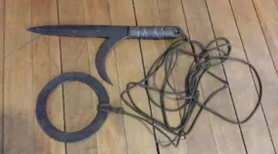 Senjata Kyoketsu Shoge 5 Ist Anggota TNI/Polri di Kecamatan Juai saat membantu warga membersihkan areal sungai dari sampah-sampah pascabanjir, Jumat (3/12/2021). (Foto: Antara/Ragil Darmawan)