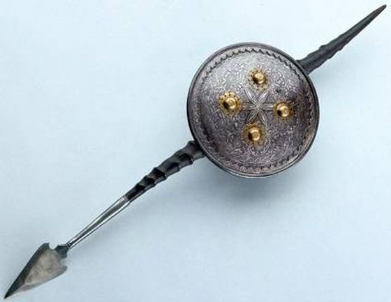 Anggota TNI/Polri di Kecamatan Juai saat membantu warga membersihkan areal sungai dari sampah-sampah pascabanjir, Jumat (3/12/2021). (Foto: Antara/Ragil Darmawan)