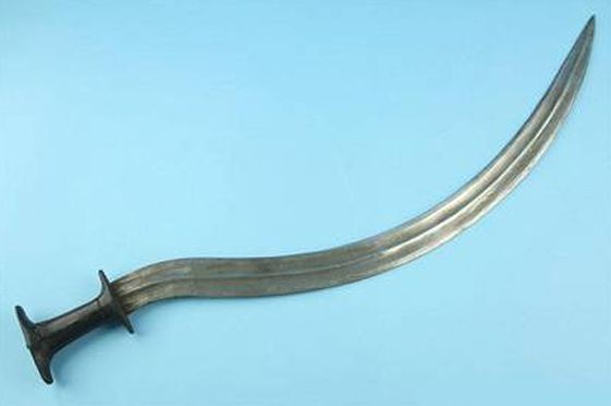 Anggota TNI/Polri di Kecamatan Juai saat membantu warga membersihkan areal sungai dari sampah-sampah pascabanjir, Jumat (3/12/2021). (Foto: Antara/Ragil Darmawan)