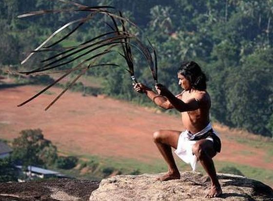 Senjata Urumi 5 Ist Anggota TNI/Polri di Kecamatan Juai saat membantu warga membersihkan areal sungai dari sampah-sampah pascabanjir, Jumat (3/12/2021). (Foto: Antara/Ragil Darmawan)