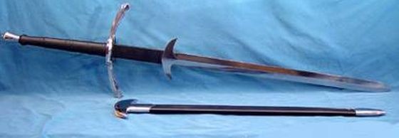 Senjata Zweihander 5 Ist Anggota TNI/Polri di Kecamatan Juai saat membantu warga membersihkan areal sungai dari sampah-sampah pascabanjir, Jumat (3/12/2021). (Foto: Antara/Ragil Darmawan)