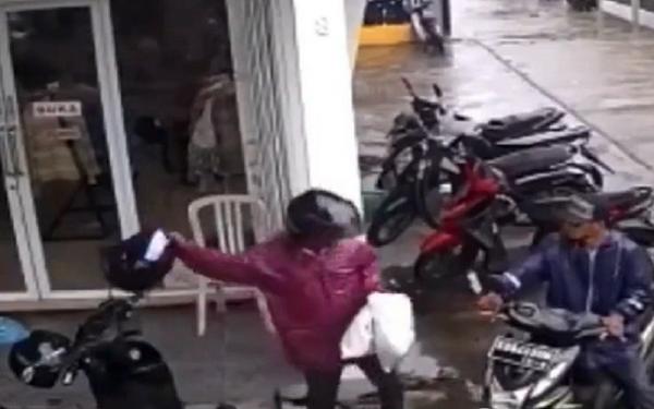 Rekaman CCTV pencurian di Butik Kelambi, Pontianak. (Foto: Polresta Pontianak)