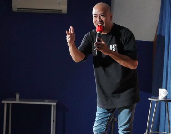 Artis penulis buku terkenal. (Foto: Instagram)