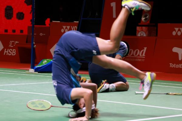 Sapsiree Taerattanachai jungkir balik di lapangan usai jadi juara BWF World Tour Finals 2021 (foto: Humas PBSI).