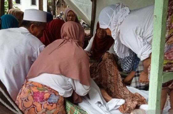 Banjir bandang Lombok Barat Korban tewas akibat banjir bandang dan longsor di Lombok Barat, NTB ditemukan, Senin (6/12/2021). (Foto: Antara)